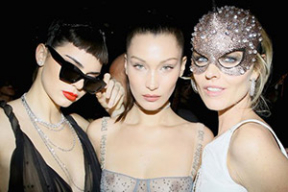 Белла Хадид показала грудь в Париже