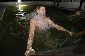 Фотофакт: как минчане окунались в прорубь накануне Крещения