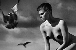 Белорусская супермодель ради «голого» снимка взяла опасную высоту