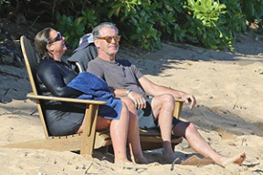 Лета в ленту: Пирс Броснан с женой расслабляются на пляже