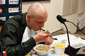 Журналист «Прессбола» публично поужинал своей газетой