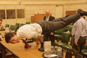 Премьер-министр Канады исполнил трюк главного героя «50 оттенков»