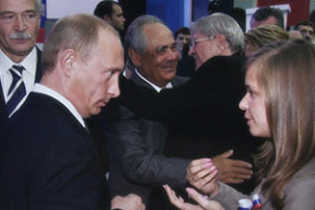 Поцеловавшая Путина экс-комиссар «Наших» получила грин-карту США