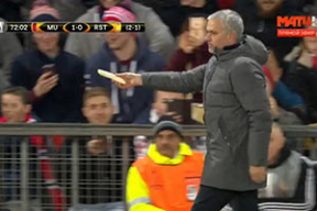 Моуринью объяснил, зачем передал банан футболисту на поле. Фотофакт