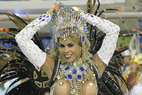 Девушки топлесс, драконы и другие моменты бразильского карнавала