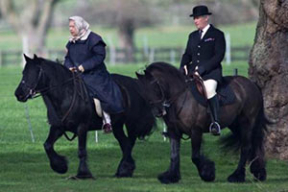 В Британии 90-летняя Елизавета II прокатилась верхом на пони