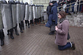 Медсестра объяснила, зачем упала на колени перед ОМОНом: «Мне не стыдно»