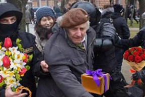 Фотожабы: «Вот подлинные кадры поздравления старика ОМОНом с хорошим весенним днем»