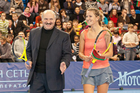 Лукашенко повесил на левую грудь Азаренко «серебро с позолотой»