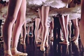 Как балет «Лебединое озеро» выглядит «со дна»