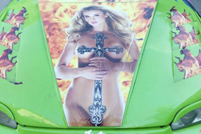 Обнаженная Крупа с крестом на оттюнингованной тачке у Комаровки. Фотофакт