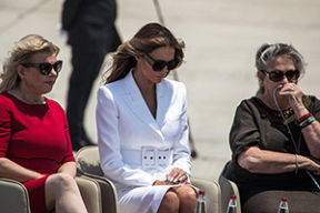 Как Мелания Трамп игнорирует порывы мужа. Видеофакт