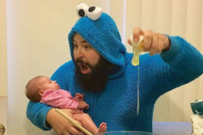 Молодой папа делает уморительные фото с дочкой