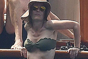 На итальянских каникулах «агент Скалли» засветила грудь