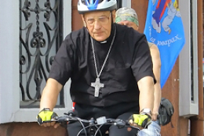 Митрополит Кондрусевич на велосипеде сопроводил паломников в Будслав. Фотофакт