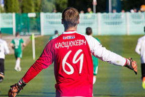 Вратарь «Крумкачоў» сыграл в перчатках с бело-красно-белым флагом