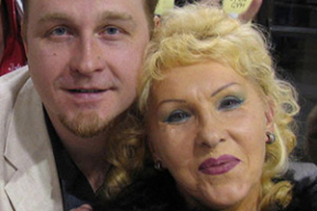 Мама Виталия Щербо посадила грядки у сына в Лас-Вегасе