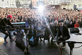 Видео: Minsk, we love you! Как Naviband спели у Ратуши