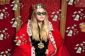 Дочь пресс-секретаря Путина в короне протроллила «холопов»