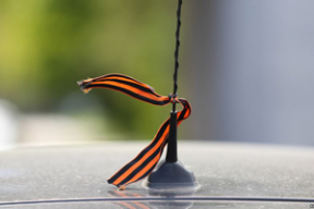 ГАИ не рекомендует цеплять на машины георгиевские ленточки: вернулся светлогорский Деточкин