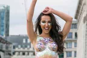 Модель прошлась по Лондону топлесс