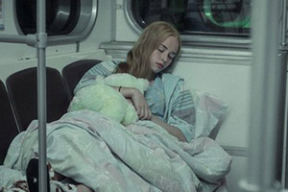 В минском метро студенты устроили фотосет в пижаме