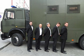 Музыканты симфонического оркестра подшутили над автозаком в Верхнем городе