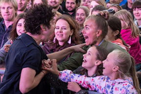 Жители Новой Боровой слушали украинцев с балконов и крыш