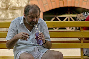 Заливай и властвуй. Что общего между белорусским режимом и хроническим алкоголиком?