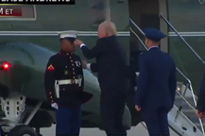 Трогательный видеофакт: Трамп пытался вернуть солдату сорванную ветром фуражку
