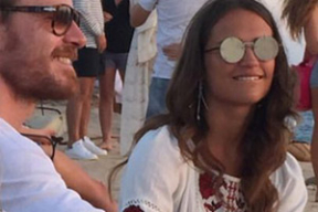 Новая Лара Крофт расслабляется на Ибице в вышиванке