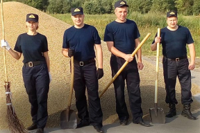 В Беларуси урожай убирают следователи, на очереди — бывшие заключенные. Кто следующий?