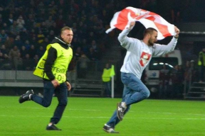 БАТЭ – Арсенал: трибуны аплодировали болельщику, выбежавшему на поле с бело-красно-белым флагом