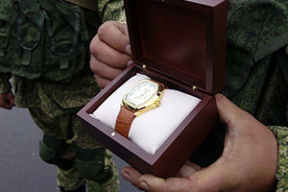 Что за часы Лукашенко подарил российским солдатам