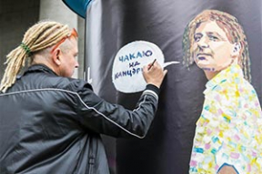 Вольскі на дзень народзінаў размаляваў тумбу са сваёй афішай у цэнтры Мінска