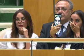 Селфи на Генассамблее ООН: дочь Алиева фотографировалась во время речи отца