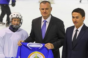 Как Шуневича «защищали» от прессы, пока он передавал детской школе форму, пошитую зеками