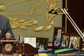 Чьи портреты стоят на рабочем столе Лукашенко