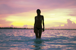 «Самая сексуальная бизнес-леди мира» нежится в море топлесс