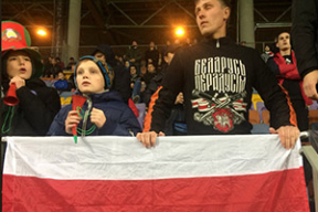 Белорусы пришли на матч с Нидерландами с бело-красно-белыми флагами