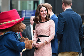 Беременная Кейт Миддлтон станцевала с медвежонком на лондонском вокзале