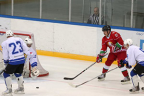 Лукашенко забросил две шайбы в ворота Минской области. Фотофакт