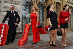 Свадьбы, попойки и китайские туристы: чем живет самый роскошный «музей коррупции» в Украине