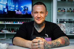 Как брутальный сварщик Паша стал мастером по маникюру