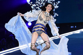 Китайская модель рухнула во время шоу Victoria`s Secret-2017