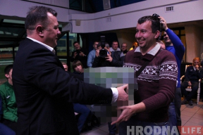 Известный белорусский футбольный тренер проиграл журналисту два ящика пива. Фото