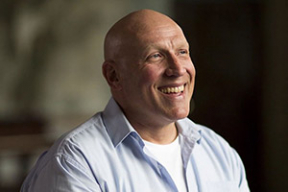 Алкоголик или миллионер? 6 фотографов сняли одного и того же мужчину