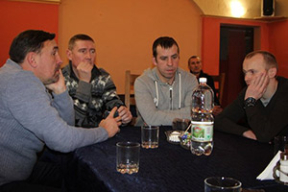 Тренер белорусского клуба пришел пьяным на встречу с фанатами: уже уволен