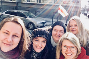 Беларускі зладзілі сэлфі-сэсію побач з домам консула БНР у Празе