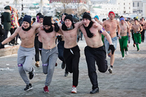 Толпа голых мужчин пронеслась по Минску. Фотофакт